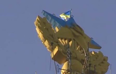 В Москве неизвестные повесили украинский флаг на шпиле высотки