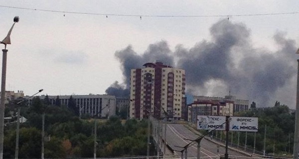 В осадном Луганске сгорел завод, а в Моспино погибли люди