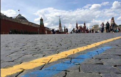 СМИ: В Москве в желто-голубые цвета разрисовали асфальт на Красной площади