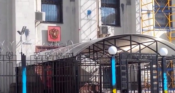 В Киеве разрисовали забор российского посольства 