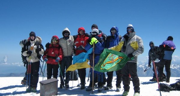 Харьковские альпинисты покорили Эльбрус в честь родного города