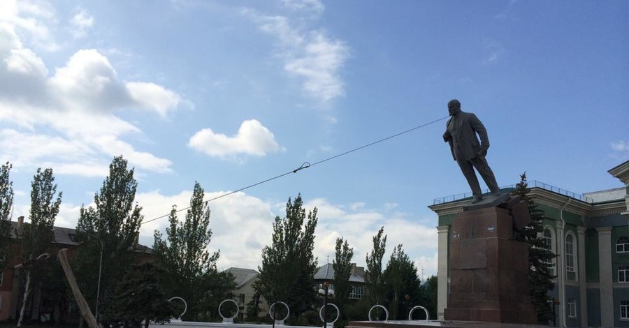 Ляшко завалил памятник Ленину в Северодонецке