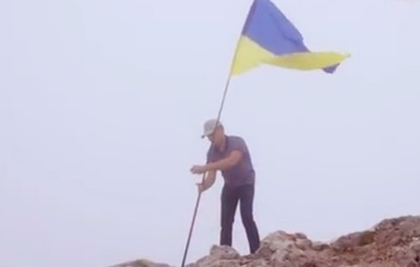 В Крыму на вершине Ай-Петри водрузили флаг Украины