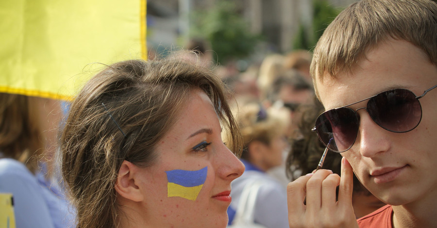 В Киеве на параде бесплатно делают национальный фэйсарт