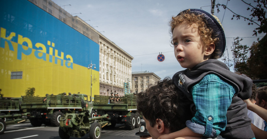 Парад на Майдане: киевляне плакали, бойцы возмущались 