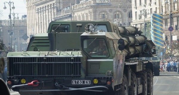 С киевского парада на фронт отправились бронемашины  
