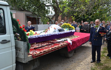 Украинского великана похоронили так же скромно, как он и жил