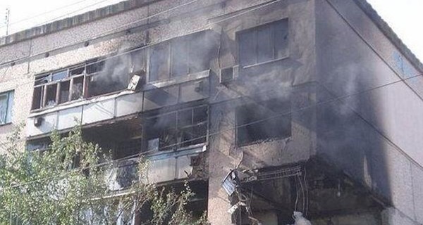 В Луганске обстреляли жилые дома и школу