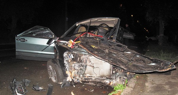 Страшная авария в Киеве: Хонда сбила велосипедиста и раздавила водителя 
