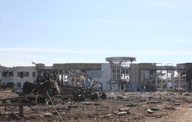 СНБО: взлетно-посадочную полосу луганского аэропорта взорвали саперы АТО