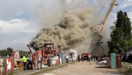 В Киеве на Кузнице на Рыбальском загорелся корабль