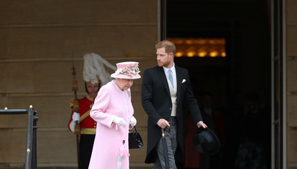 Вечеринка в дворцовом саду: королева Елизавета II пришла в розовом костюме и в сопровождении внуков