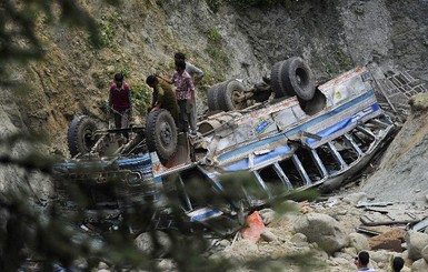 В Индии свадебный автобус упал в ущелье из-за паводка