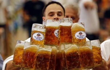 Новый мировой рекорд: немец перенес 27 кружек пива за один раз