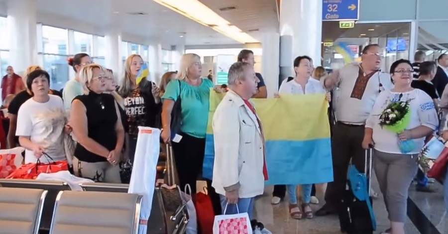 Журналисты спели гимн Украины в российском аэропорту