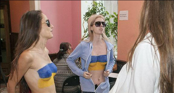 В Москве три девушки разделись на избирательном участке