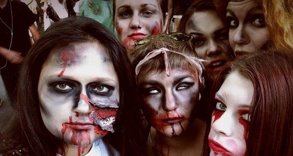 По Киеву прошлась сотня зловещих зомби