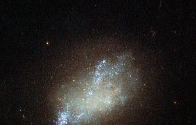 В аномальной галактике удалось запечатлеть голубые брызги