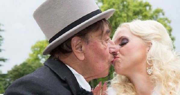 Престарелый австрийский миллиардер женился на модели Playboy