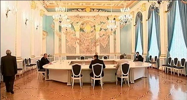 Начало очередного раунда переговоров в Минске затягивается