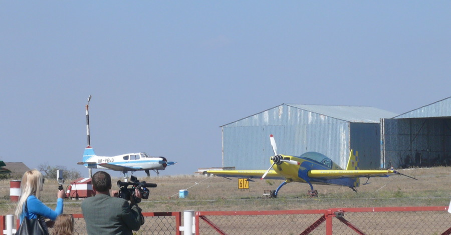 Под Одессой лучшие летчики Украины выполняли пируэты в небе