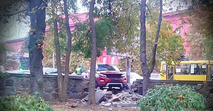 В Киеве водитель протаранил каменный забор