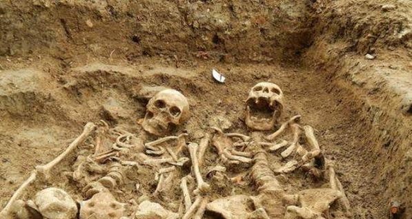 В Англии обнаружили кости 700-летних влюбленных