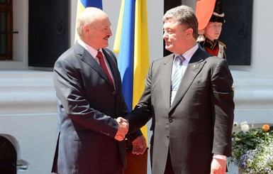 Лукашенко пригласил Порошенко на саммит СНГ