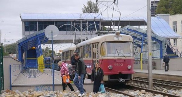 В Киеве самая скандальная станция скоростного трамвая получит новый вход