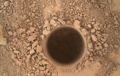 В поверхности Марса Curiosity просверлил первое отверстие