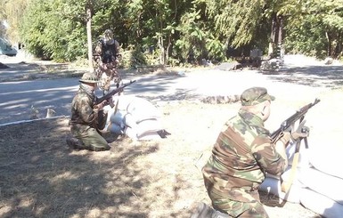 Одесситов учат военной подготовке в лагере 