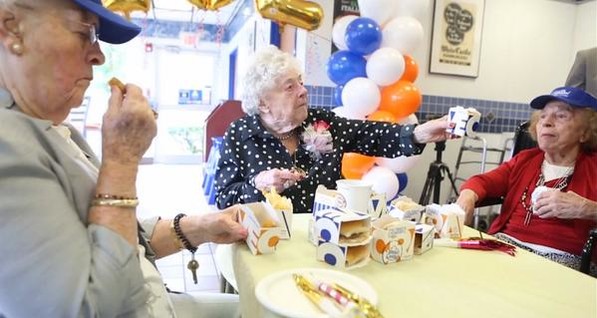 Американка отметила 102-й День рождения в закусочной