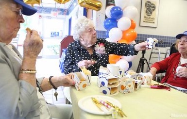Американка отметила 102-й День рождения в закусочной