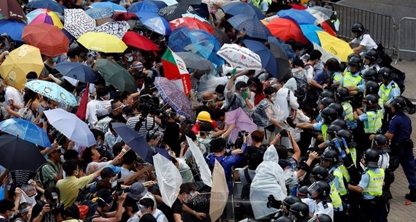 Протесты в Гонконге продолжаются, центр города парализован 