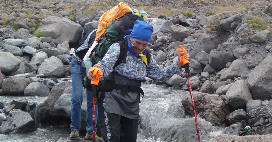 75-летняя лыжница отметила юбилей на вершине Казбека