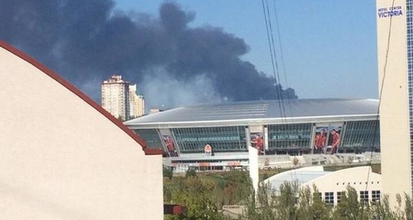 Мощные взрывы в Донецке: черный дым заволок весь город