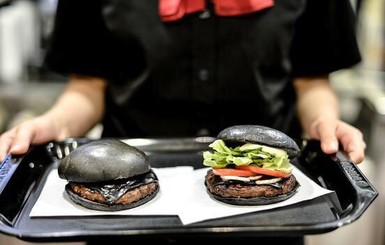 Японцев кормят черными как смоль гамбургерами
