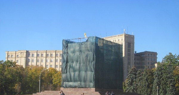 Харьковского Ленина не ремонтируют, его оградили, чтоб никто не обрисовывал