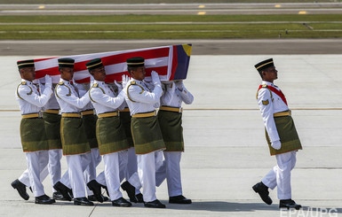Еще пять тел погибших Боинга-777 доставили в Малайзию