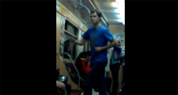 Парень в харьковском метро пустился в пляс