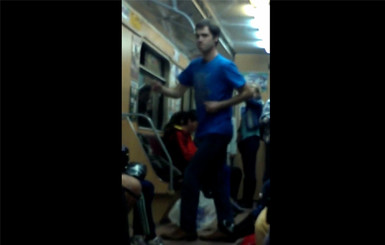 Парень в харьковском метро пустился в пляс