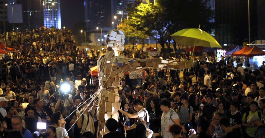 В Гонконге произошла крупная стычка революционеров и 