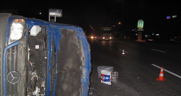 В Киеве автомобиль ГАИ опрокинул маршрутку с заробитчанами