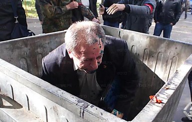 В Николаеве депутата облсовета выбросили в мусорный бак