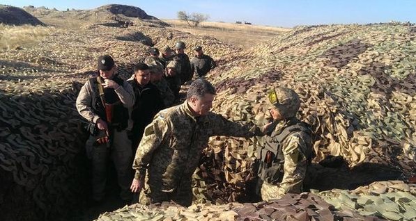 Порошенко осмотрел укрепления солдат недалеко от Донецка
