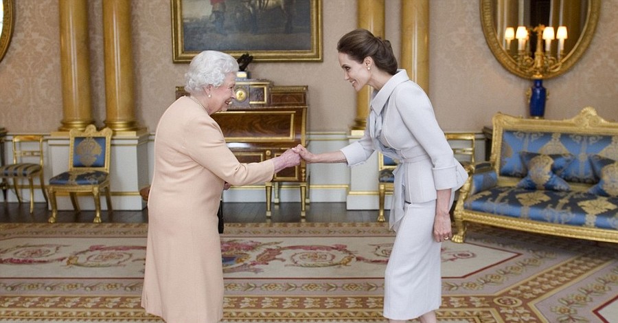 Джоли получила награду из рук королевы Елизаветы II
