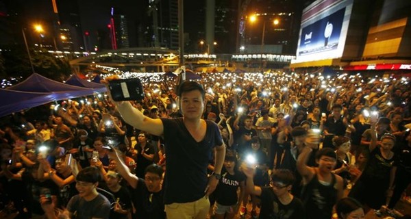 В Гонконге полиция начала разбирать баррикады