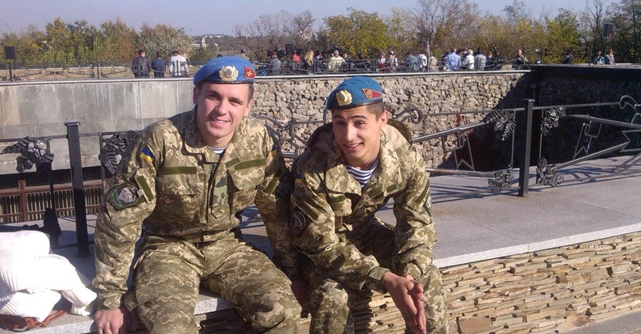 Солдаты АТО ожидая Порошенко в Запорожье: 