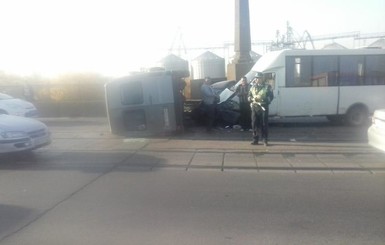 В Днепропетровске легковушка протаранила две маршрутки: есть погибшие