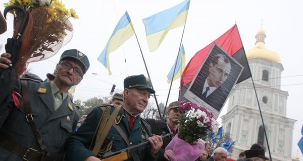 В Киеве на марше УПА начались взрывы